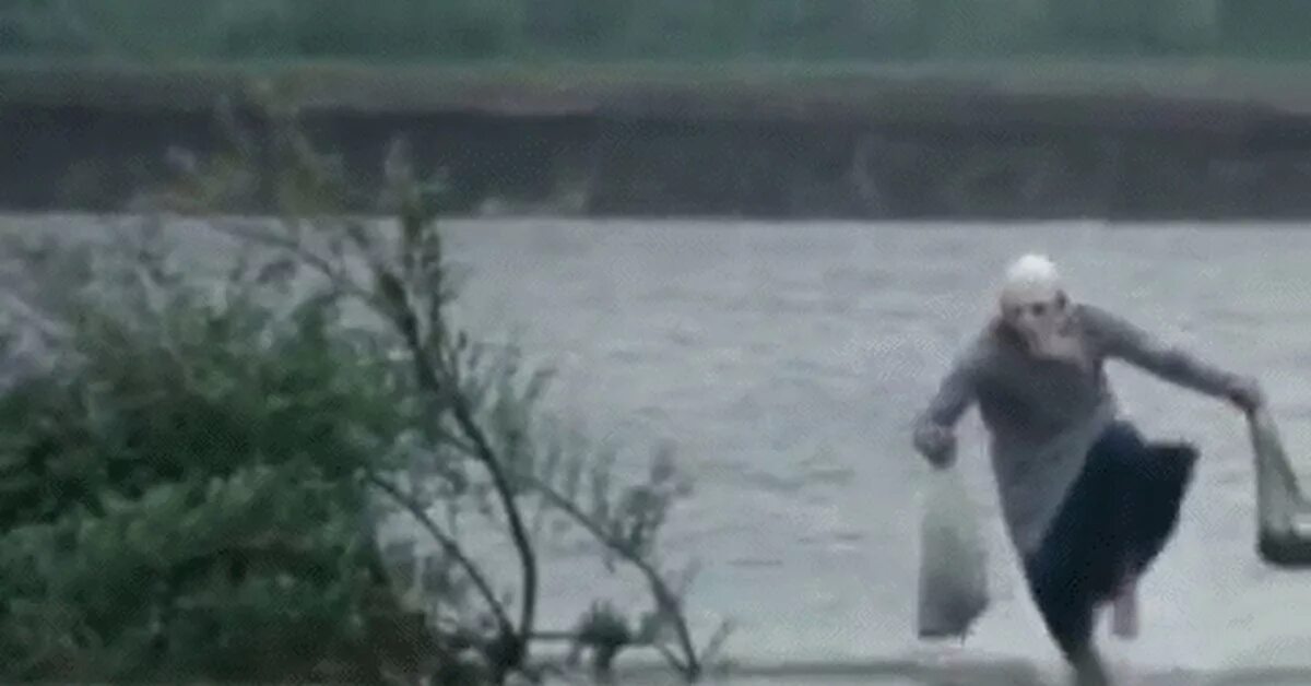 Согнувшаяся старушка. Бабушка на скейте. Гиф бегущая бабка. Пожилые бегуны. Старуха бежит.