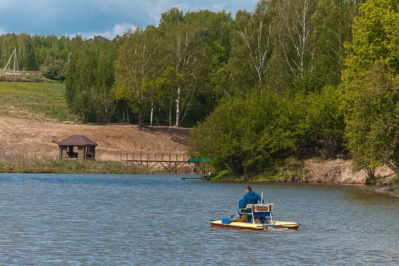 Озеро в бурцево нижегородская область. Рыболовно-развлекательный центр акулово. Зыбино пруд кленовское поселение. Платная рыбалка нижний новгород с домиками. Рыболовная база с домиками.