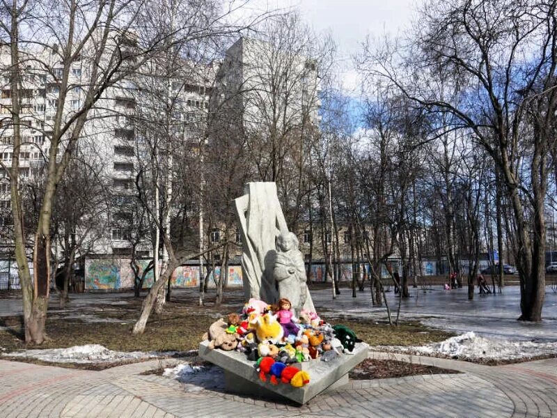 Как называется памятник детям блокадного ленинграда. Памятник погибшим детям блокадного ленинграда. памятник блокадным детям в петербурге. памятник детям блокады наличная 55. памятник детям детям блокадного ленинграда переулок каховского.