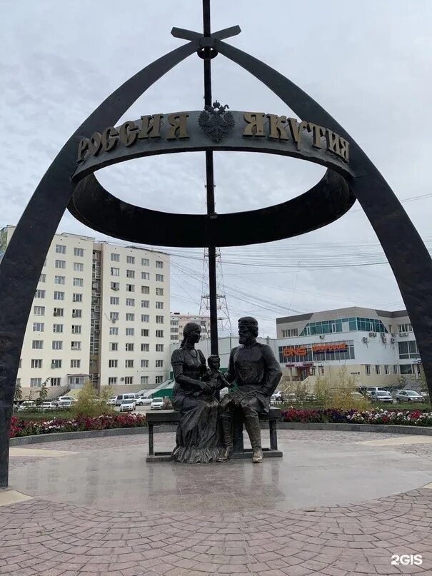 Памятник семену дежневу. Памятник дежневу в якутске. якутск памятник дежнёву и абакаяде. памятник семену дежневу в якутске. памятик дежнёву в якутске.