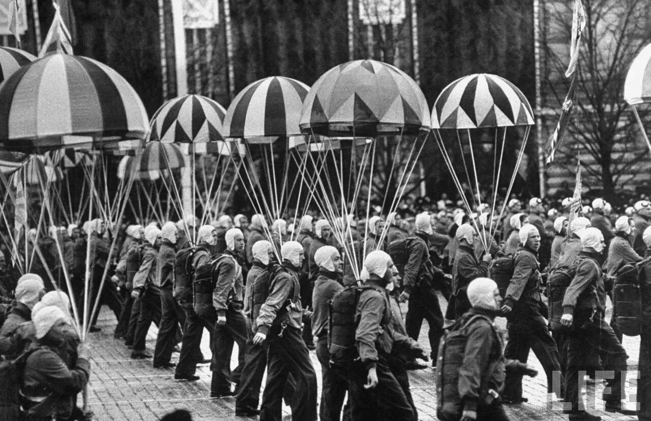 30 е июня. Парад 1 мая СССР. Советская демонстрация. Празднование 1 мая в СССР. Первомайская демонстрация в СССР.