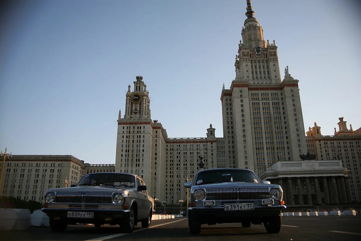 Мгу машина. МГУ стоянка. Стоянка МГУ Москва. Московский университет машина. МГУ стоянка машин.