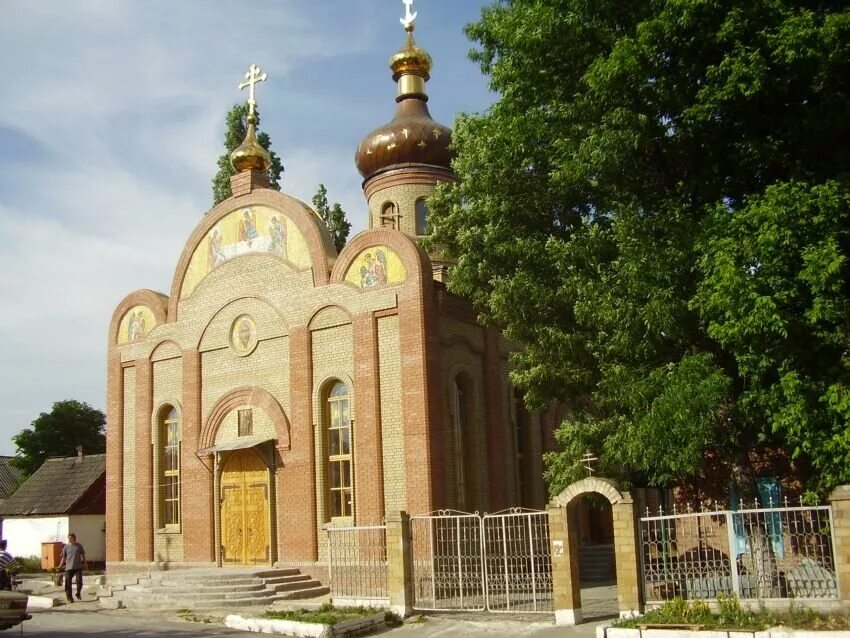 Авдеевка храм. Храм в авдеевке. Храм святой равноапостольной марии авдеевка. Церковь архангела михаила авдеевка. Храм в авдеевке.