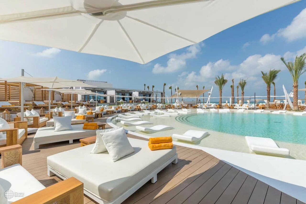 Nikki beach resort spa. Nikki Beach Дубай. Пляжный клуб Nikki Beach Дубай. Nikki Beach Resort Spa Dubai 5. Nikki Beach Dubai пляж.