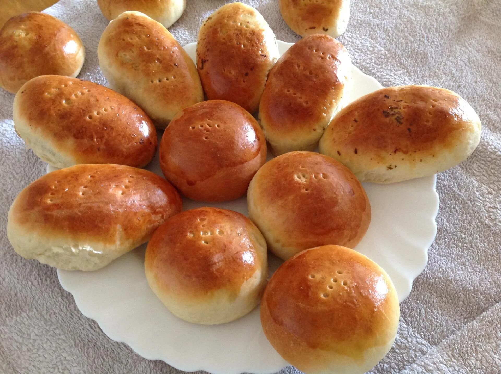 Дрожжевое тесто для пирожков. Тесто для пирожков дрожжевое в духовке. Вкусное тесто для пирожков в духовке. Пирожки дрожжевые в духовке.