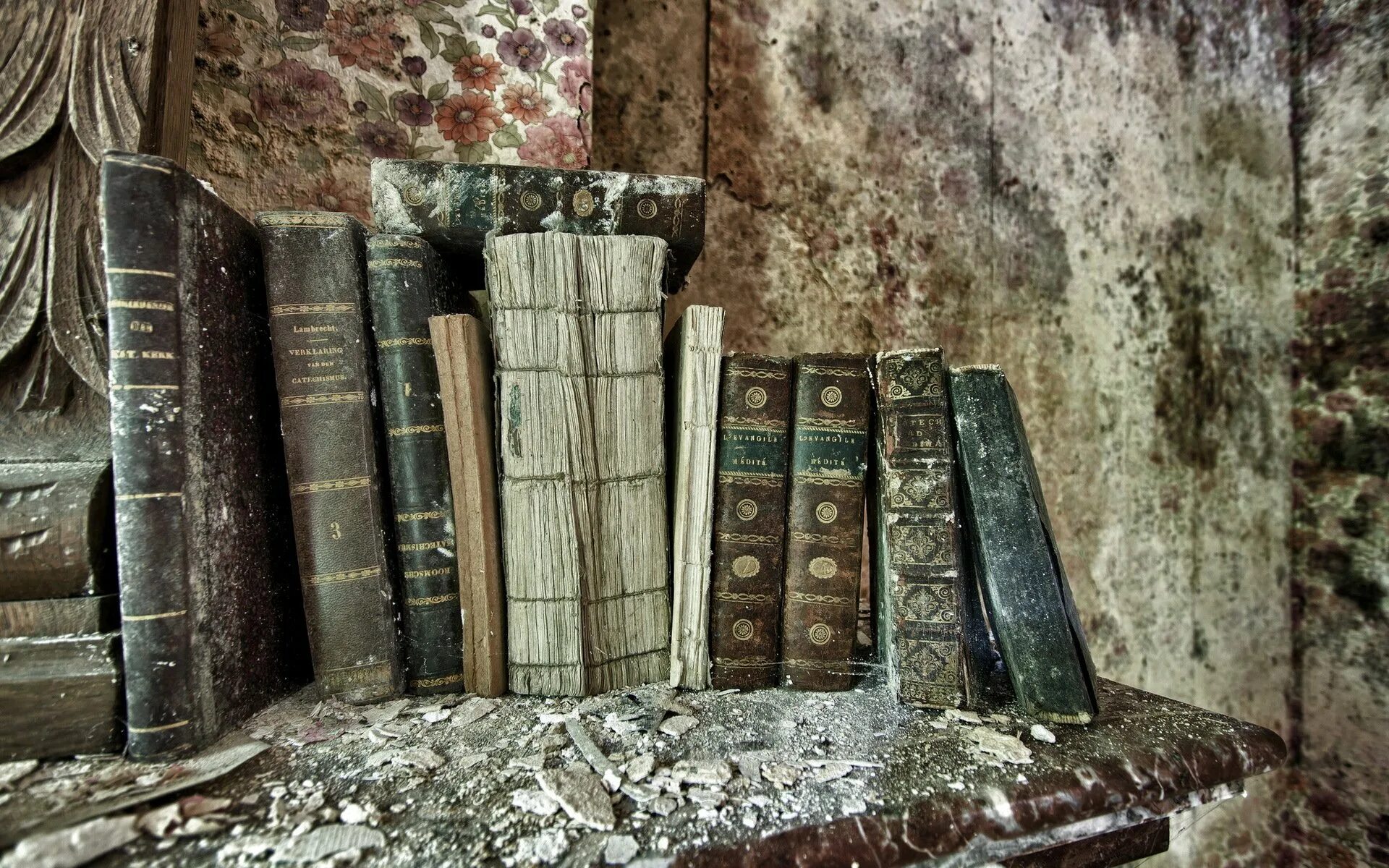 Книга лежит в шкафу. Полка для книг. Книжные полки старинные. Старинные книги. Старинный стеллаж с книгами.