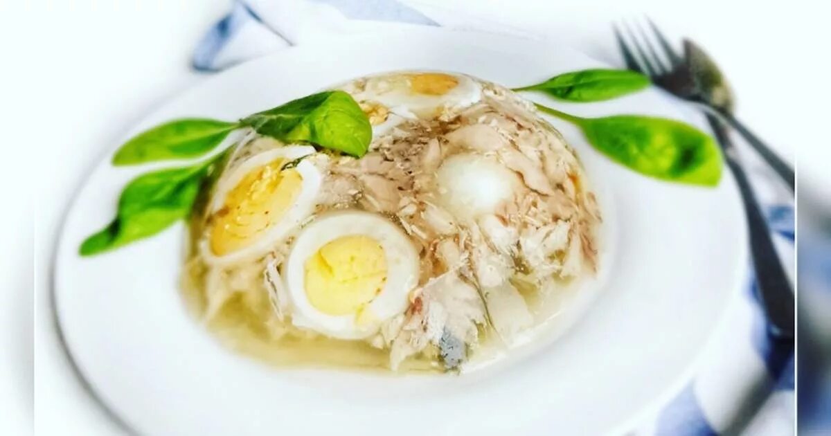Заливное от ивлева. Заливное из куриной грудки. заливная курица. рыба заливная с гарниром. заливное с курицей и яйцом.