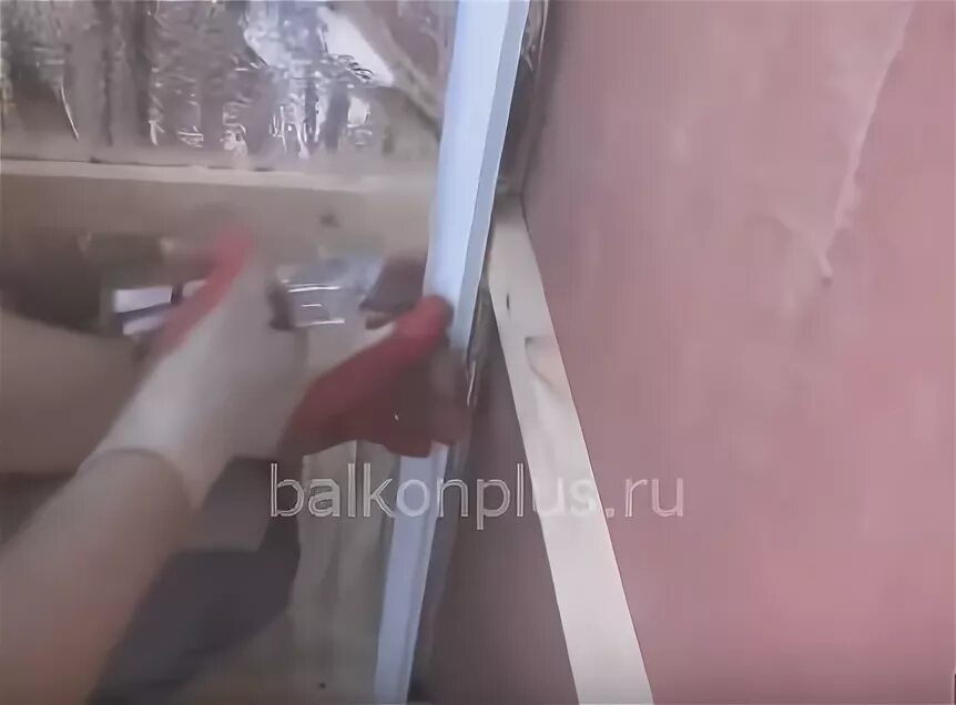 Как крепить панели к стене на балконе. Стартовый профиль для панелей балкона. процесс крепления пластиковых панелей на балконе. как крепятся пластиковые панели к стене на балконе. установка пвх панелей на балконе своими руками.