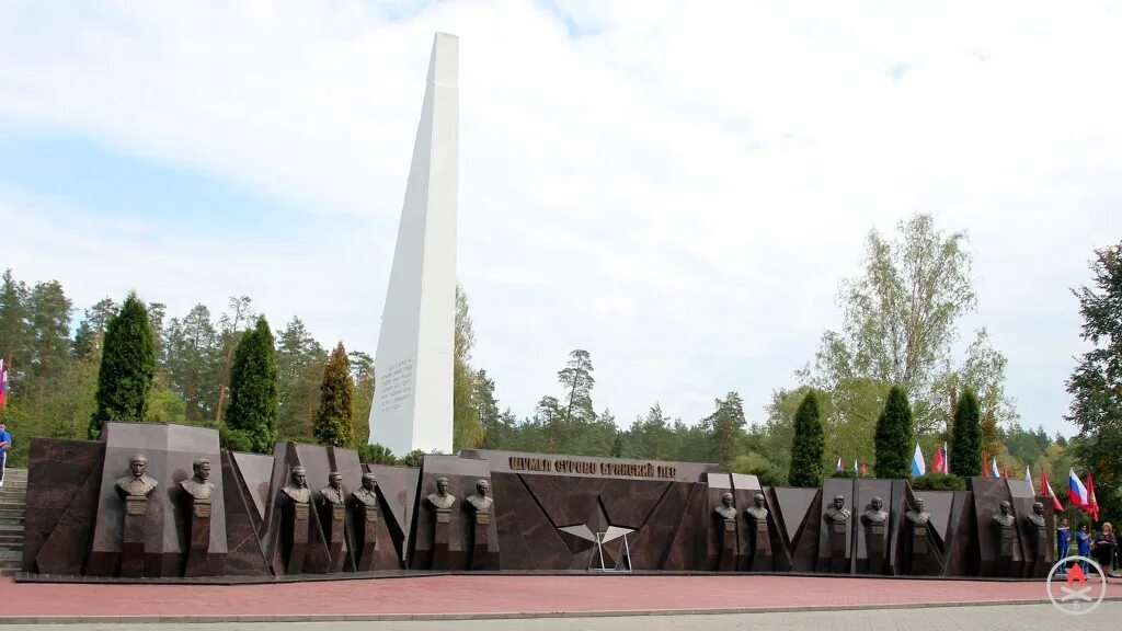 Работа партизанской поляны. Брянская партизанская поляна. мемориальный комплекс «партизанская поляна». мемориал партизанская поляна в брянске. памятник на партизанской поляне брянск.