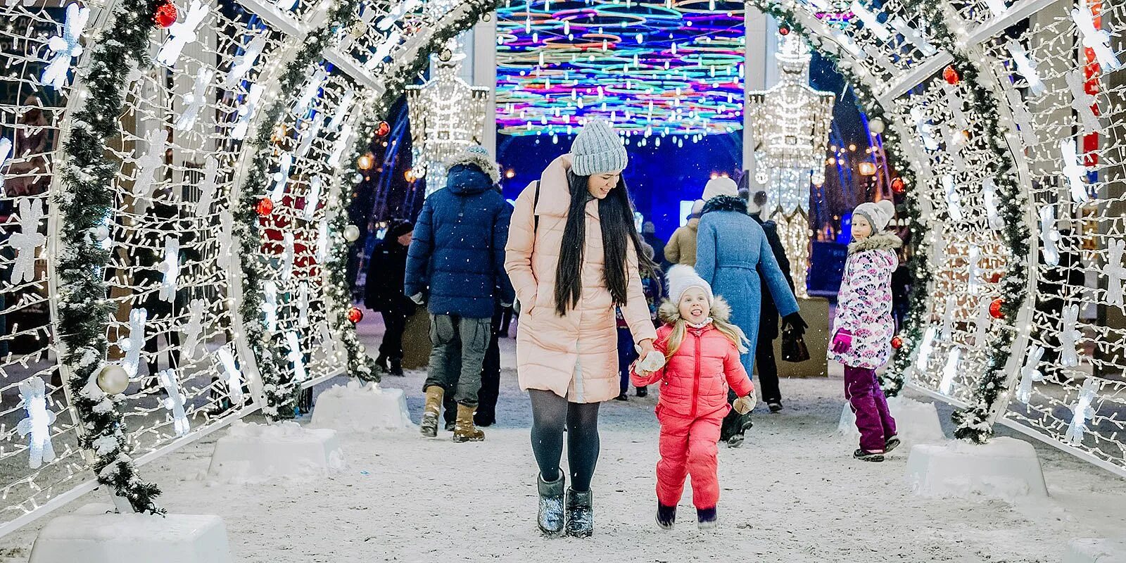 Пойти с ребенком погулять. Новогодние каникулы. Новогодние каникулы в Москве с детьми. Новогодняя Москва дети. Куда сходить с ребенком в новогодние каникулы.