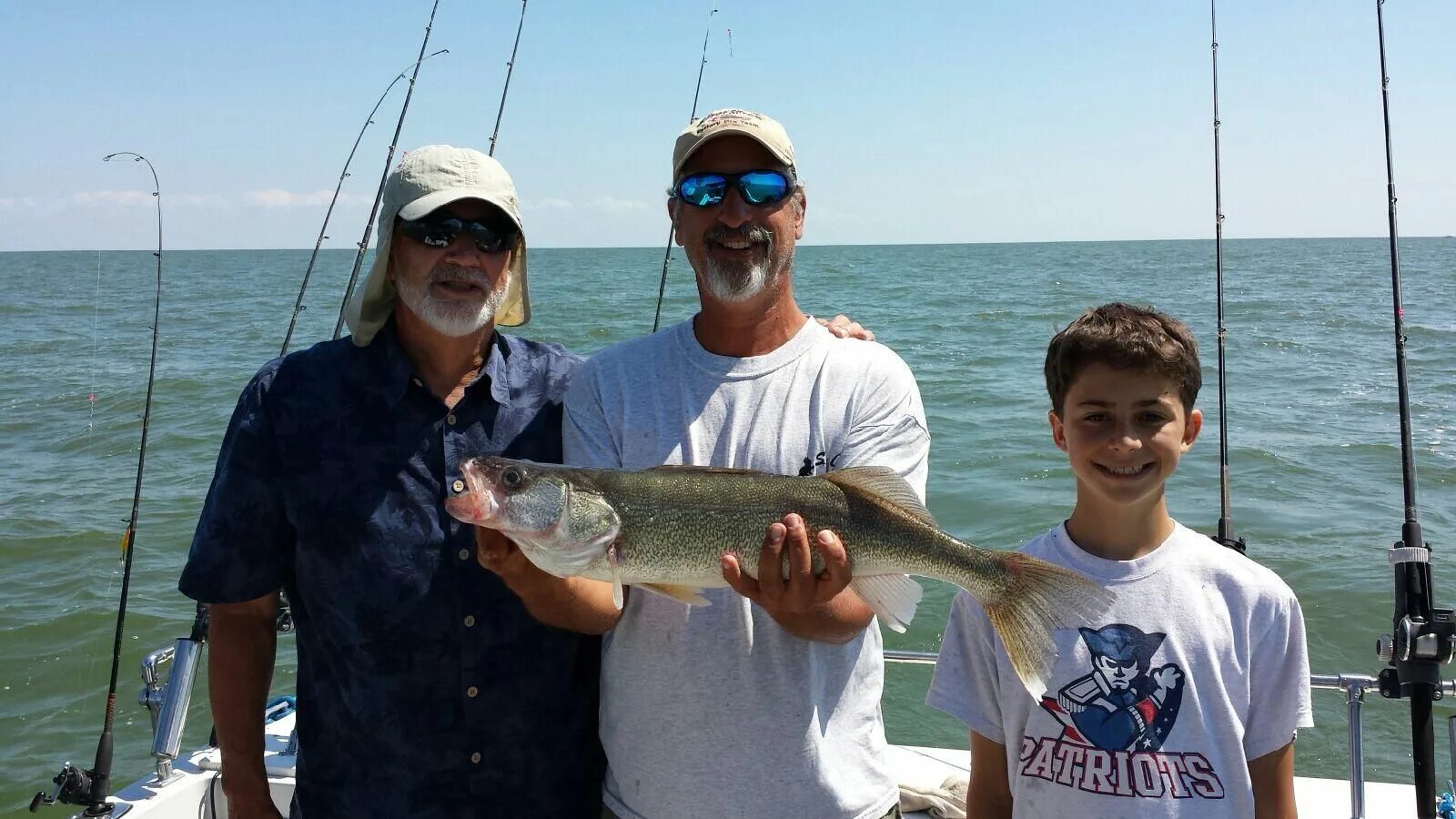 Рыбы в озере мичиган. Озеро Мичиган рыбалка. Рыбы озера Мичиган. Lake Erie Walleye Hatch 2021. Giant Lake Biwa Cat Fishing.