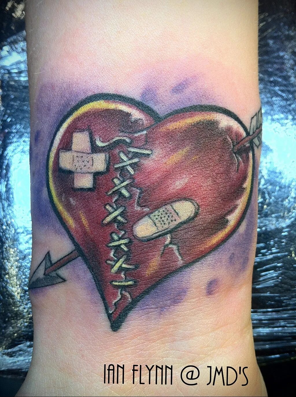 Татуировка разбитое сердце. Тату сердце. Тату в виде сердца. Тату в виде сердца. Тату сердце.