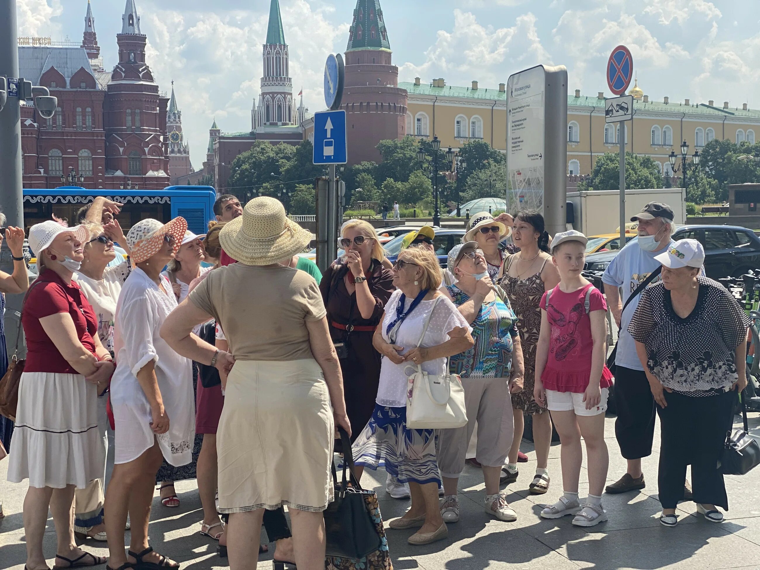 Пенсионеры москвы. Экскурсии по москве для пенсионеров. Бесплатные экскурсии по москве 2024 для пенсионеров. Пешеходная экскурсия москва. Бесплатные экскурсии по москве 2024 для пенсионеров.