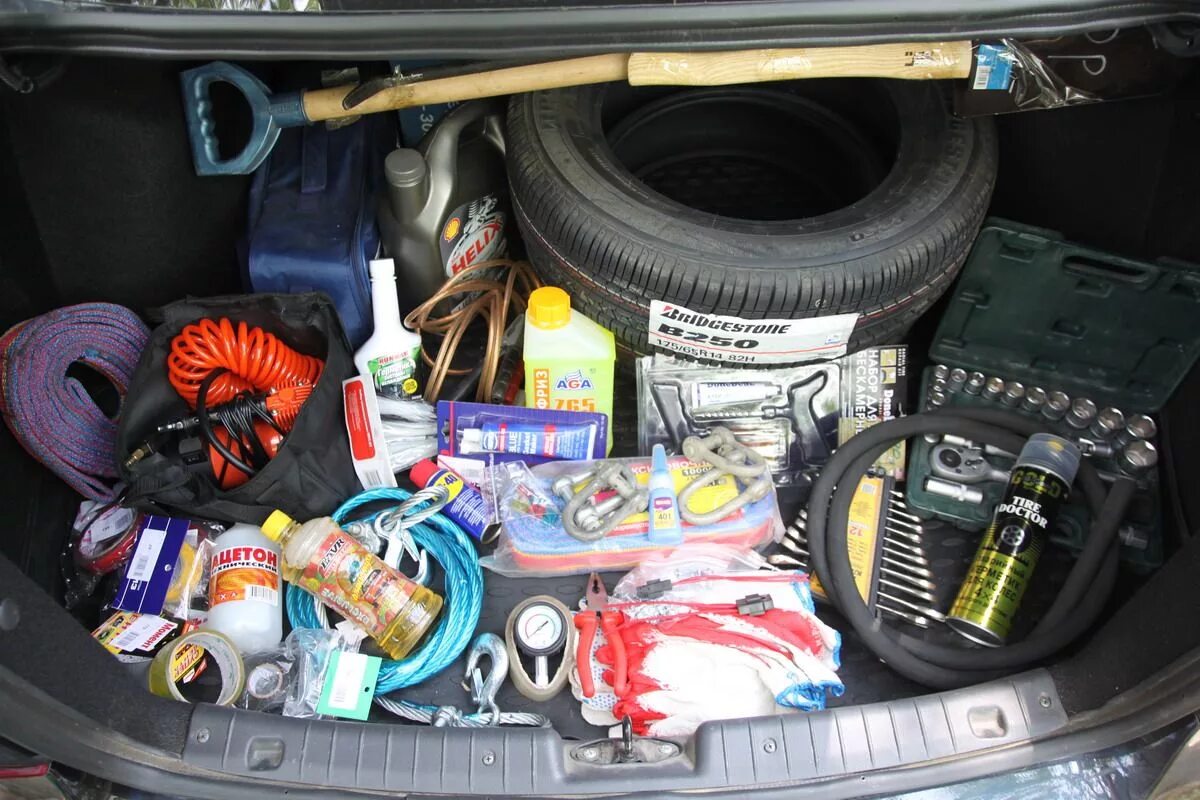 Автомобиль обязательно. Вещи в багажнике автомобиля. Инструмент в багажнике авто. Необходимые вещи в машине. Набор инструментов в машине в багажнике.