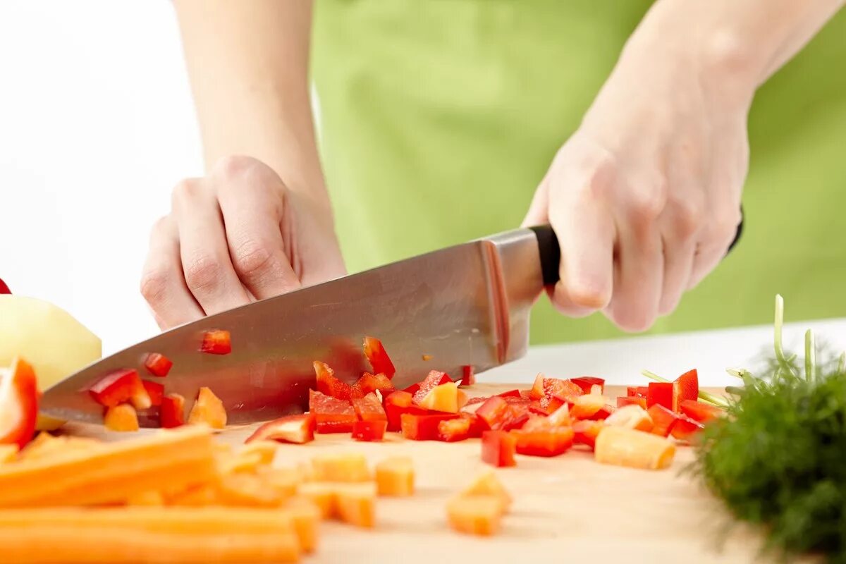 Нарезка овощей поваром. Ножиком порезать. Нож для нарезки продуктов. Порезанные овощи. Ножиком порезать.