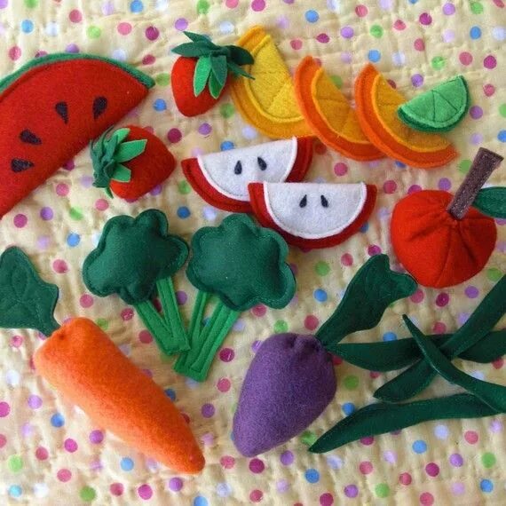 Felt fruit. Фетровые овощи и фрукты. Фрукты из фетра. Фрукты из шерсти валяние. Дольки фруктов из фетра.