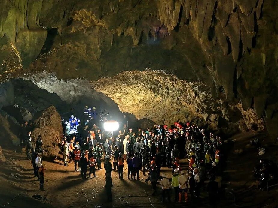 Пещера нати. Прыжок в пещеру. Футбольная команда в пещере. Команда Тайланд пещера. Тайланд 2018 дети в пещере.