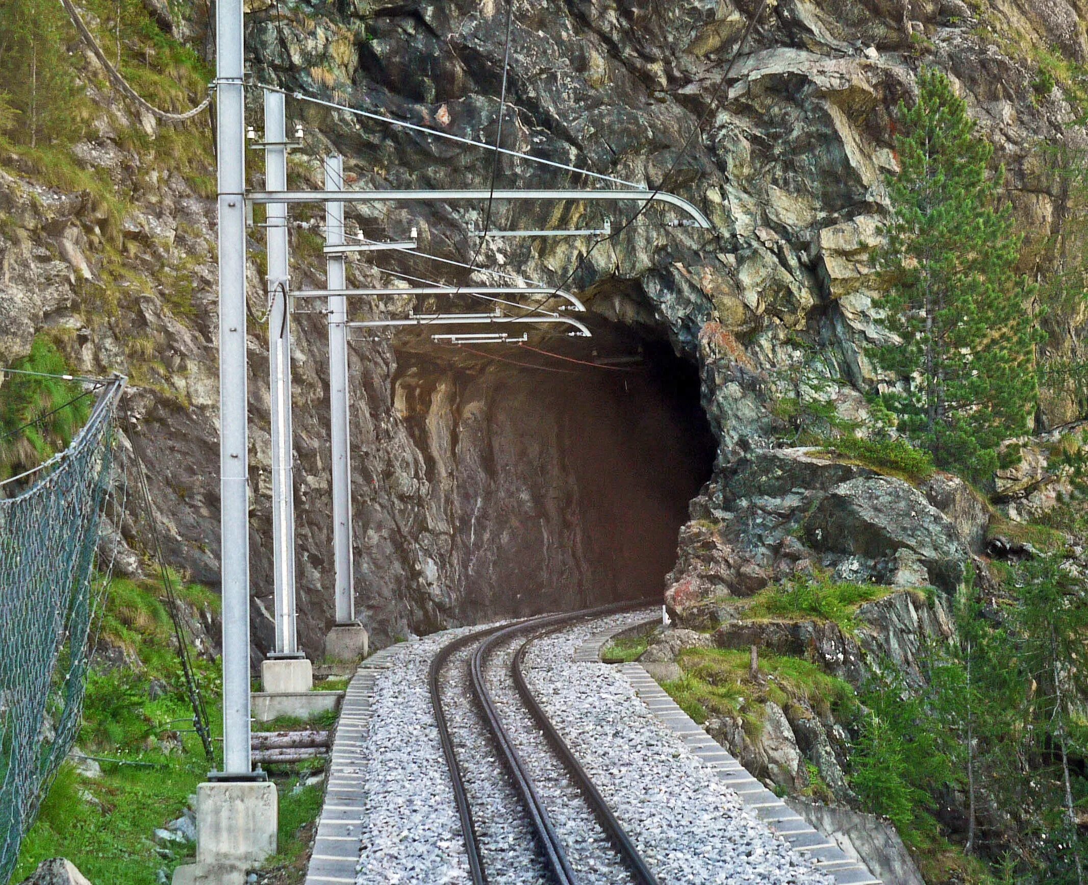 Перед входом в тоннель пассажирского поезда. Северомуйский тоннель. Северомуйский Железнодорожный тоннель. БАМ Северомуйский тоннель. Северомуйский тоннель железнодорожные тоннели.