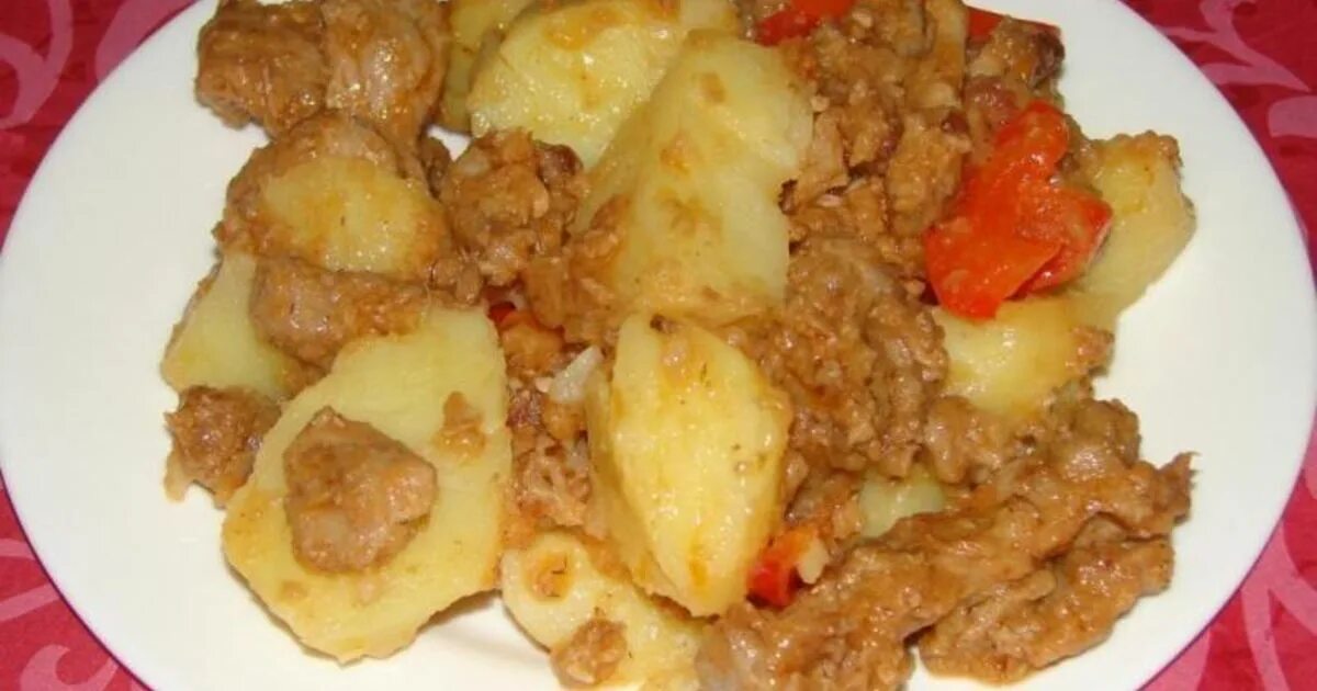 Гуляш с картошкой на сковороде. Гуляш с картошкой. гуляш с картошкой фото. гуляш фото с картофелем. ranna rootsi картошка гуляш.
