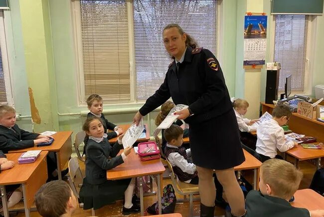 Школа милиции. Полицейский на уроке. Школа милиции. Полиция в школе беседа. Школа полиции.