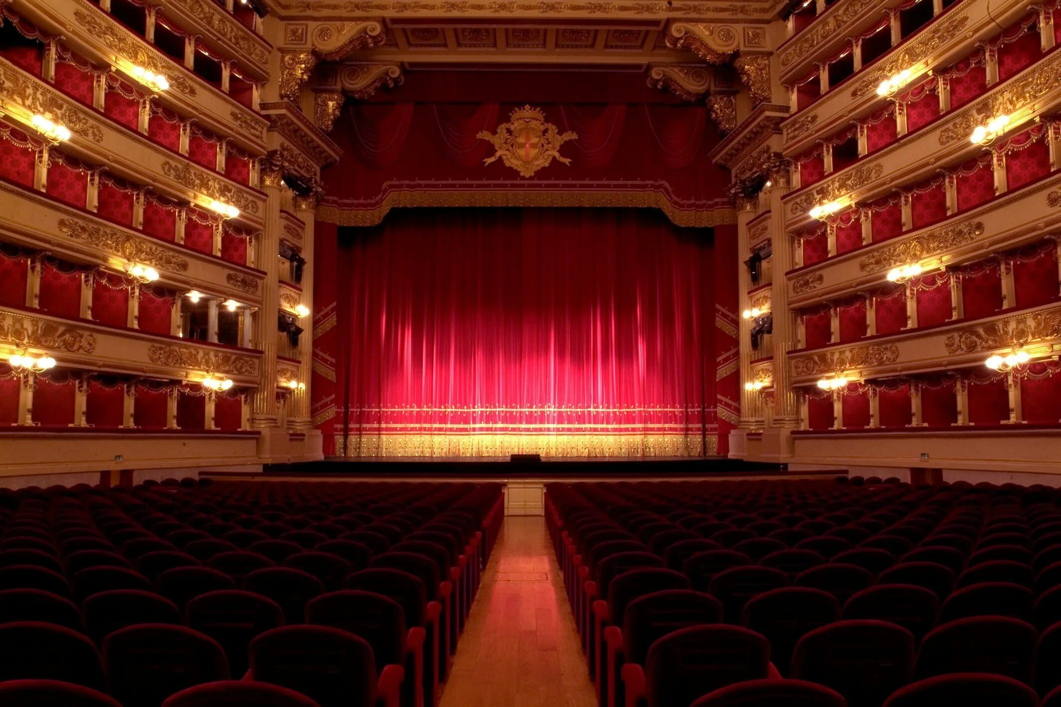 Карин театры. Ла скала оперный театр. Театр ла скала в Милане. Театр ла скала опера сцена. Занавес театра ла скала.