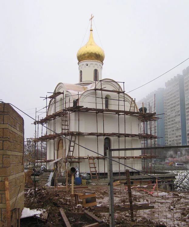 Царственных страстотерпцев ясенево. Храм святых страстотерпец в Ясенево. Храм святых Царственных страстотерпцев в Ясеневе, Москва. Храм часовня всех святых в Ясенево. Храм Голубинская 16.