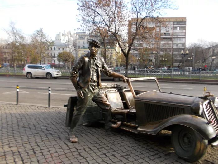 Памятник юрию никулину на цветном. Памятник никулину в москве. Памятник никулину в москве. Памятник никулину на цветном бульваре. Памятник никулину на цветном бульваре.