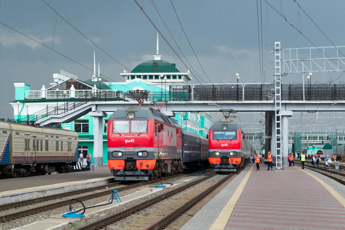 Движение поездов омск. Станция Омск пассажирский. Железнодорожный вокзал Омск, Омск. Омский Пригородный Железнодорожный вокзал. Станции РЖД Омск.