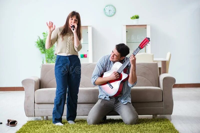 Пение в семье. Семья поет. Поющая семья в квартире. Singing at Home. Singing family