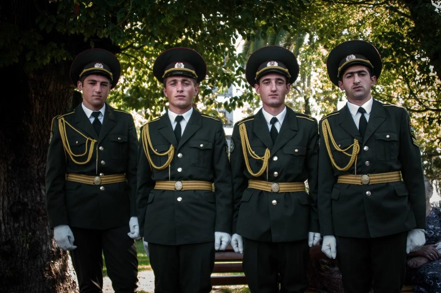 Парадная офицерская форма вс рф. Офицерская военная форма. Парадный мундир офицера российской армии. Парадная форма сержанта вс рф. Майор вс рф в парадной форме.