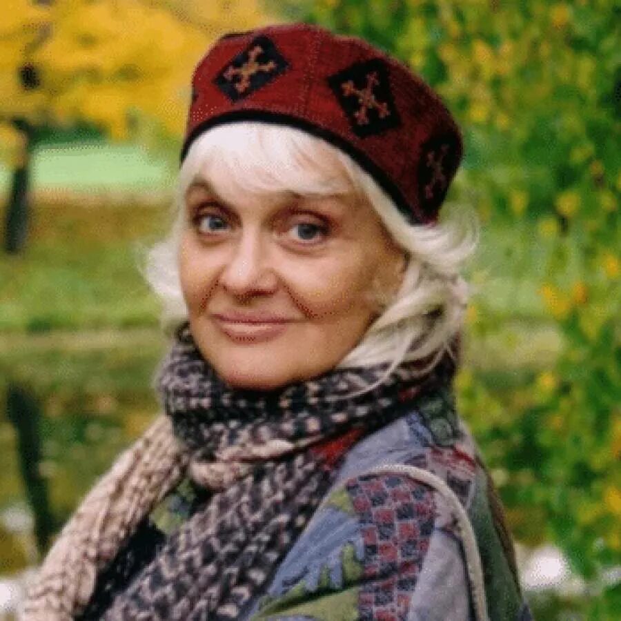 Сбежала от мужа, который запер её с дочерью в квартире. Как живёт и выглядит 85-