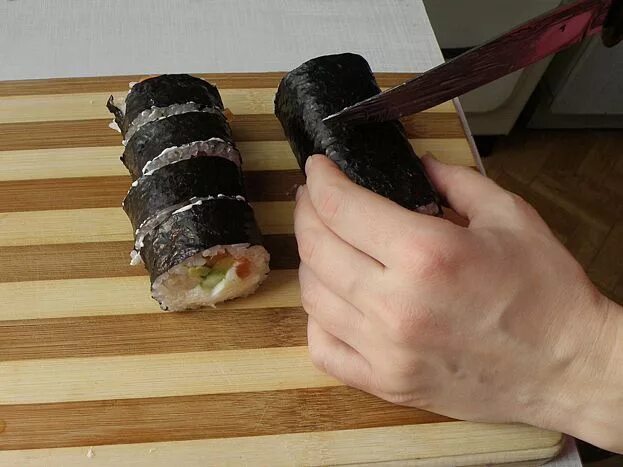 Нарезанные роллы. Как нарезать роллы. Нарезанные роллы. Режет роллы. Суши разрезанные.