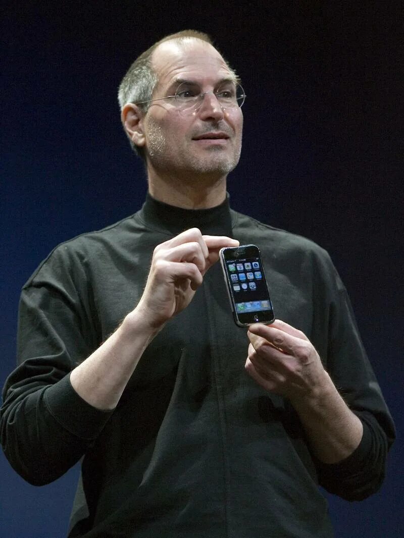 Iphone 2007. Стив джобс с айфоном. стив джобс 2007. стив джобс iphone 4s. стив джобс презентация iphone 2007.