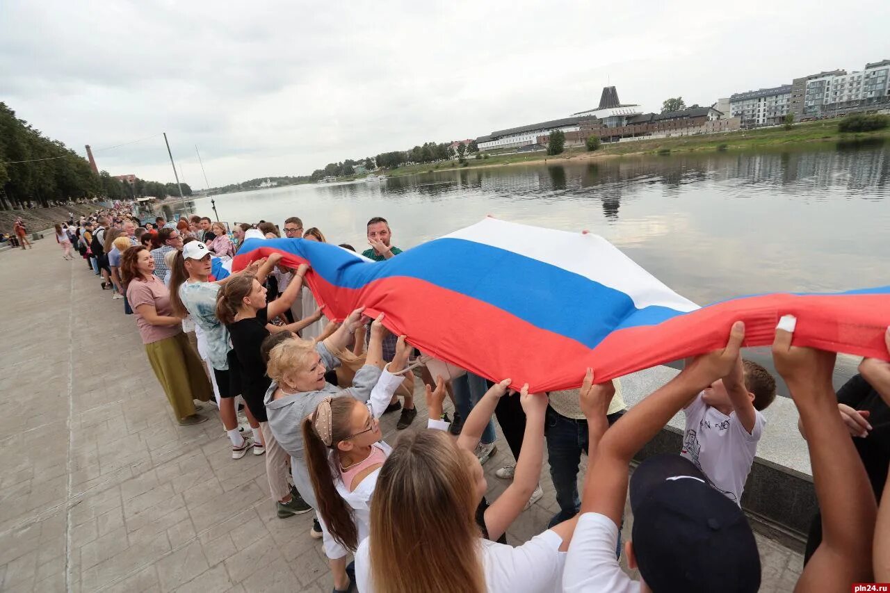 День псковского флага. День государственного флага 2023. Флешмоб ко Дню флага России. День российского флага в 2023. Флажок на фестиваль красный.