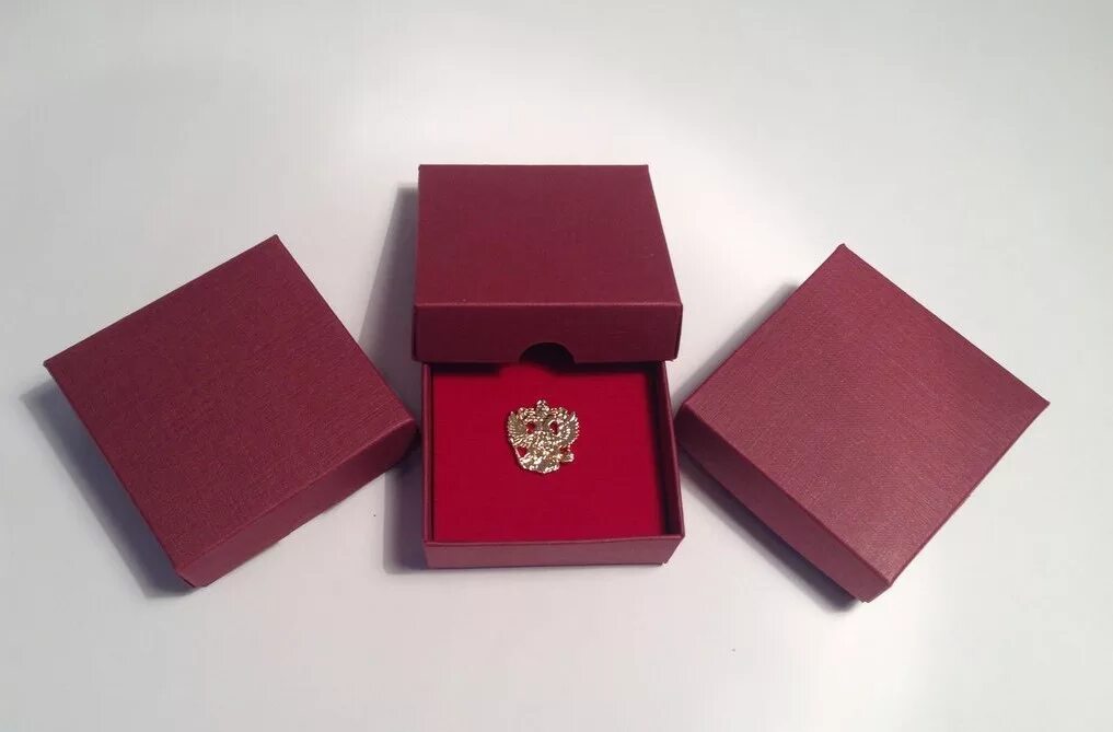 Пластиковая коробка для подарка. Коробочка под значок. Коробка для значков. Коробка пластик 22х10х15. Коробочки для значков картонные.