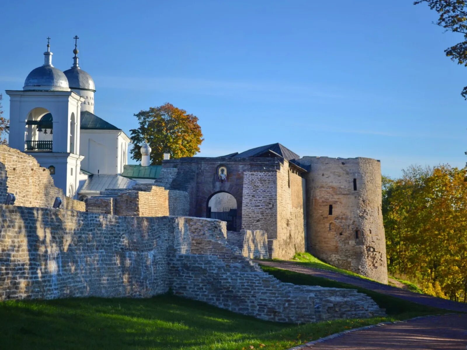 Тур псков великий. Псков. Изборская крепость. Каменная крепость Изборск в Пскове. Музей-заповедник Изборск. Каменная крепость Изборск 14 век.