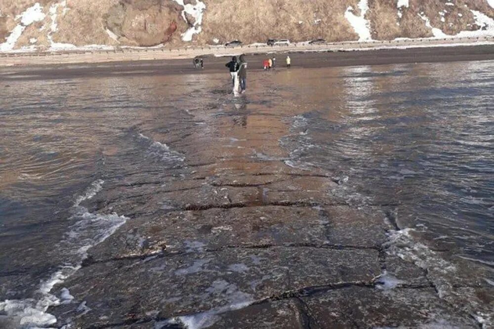 Каменная дорога на Сахалине в море. Древняя дорога на Сахалине подводная. Дуэ Сахалин каменная коса. Коса на Сахалине появилась каменная. Камень ушедшего времени