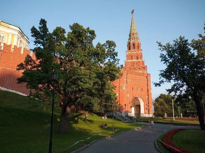 Боровицкий холм в москве. Кремль на Боровицком Холме. Боровицкая башня Московского Кремля. Москва Боровицкая башня Боровицкий холм.