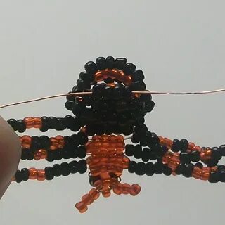 Фигурки из бисера паук