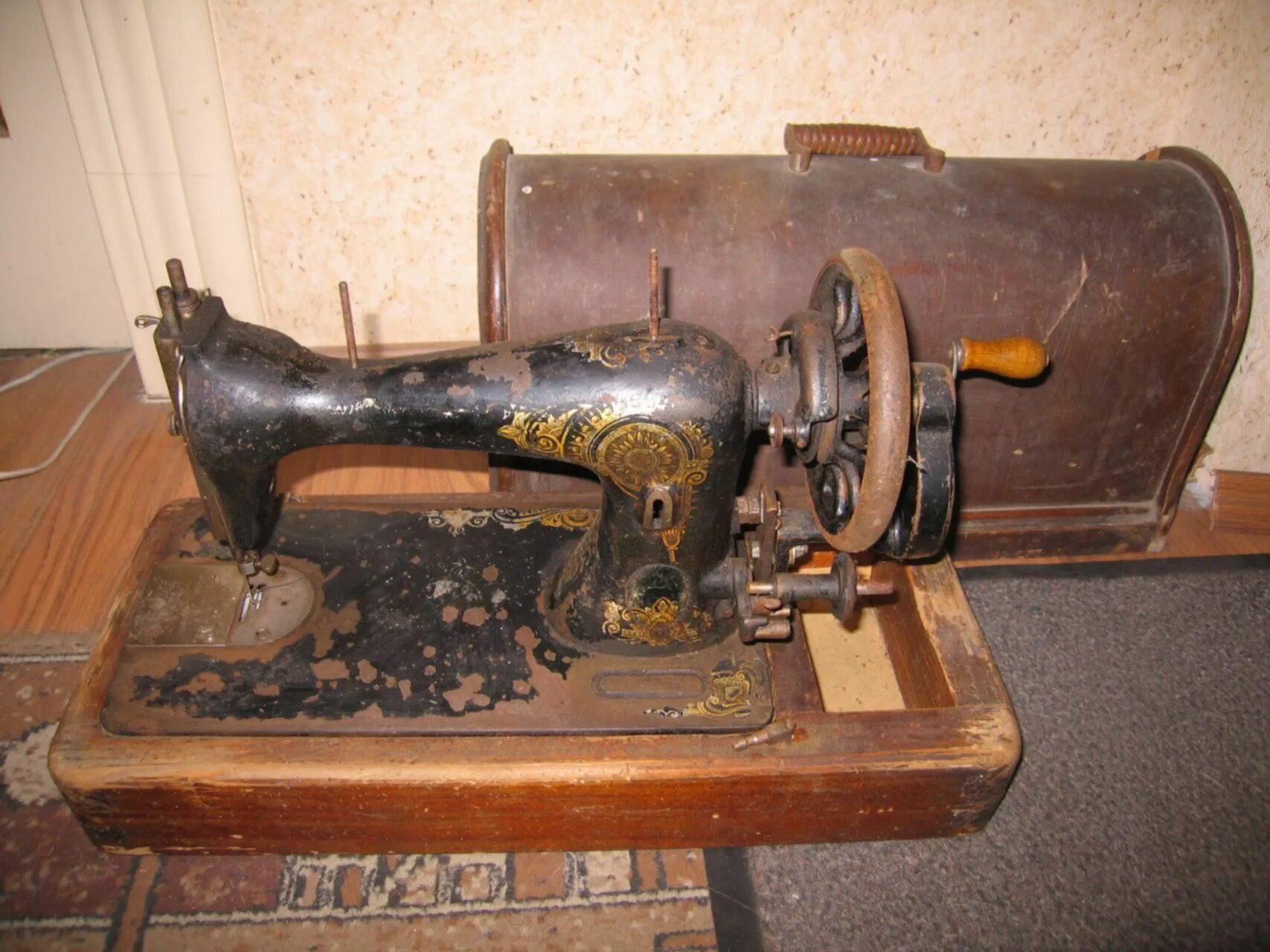 Старинная швейная машинка. Старинные Антикварные Швейные машины. Старые Швейные машинки СССР. Примитивные старинные Швейные машинки. Авито старые швейные машинки