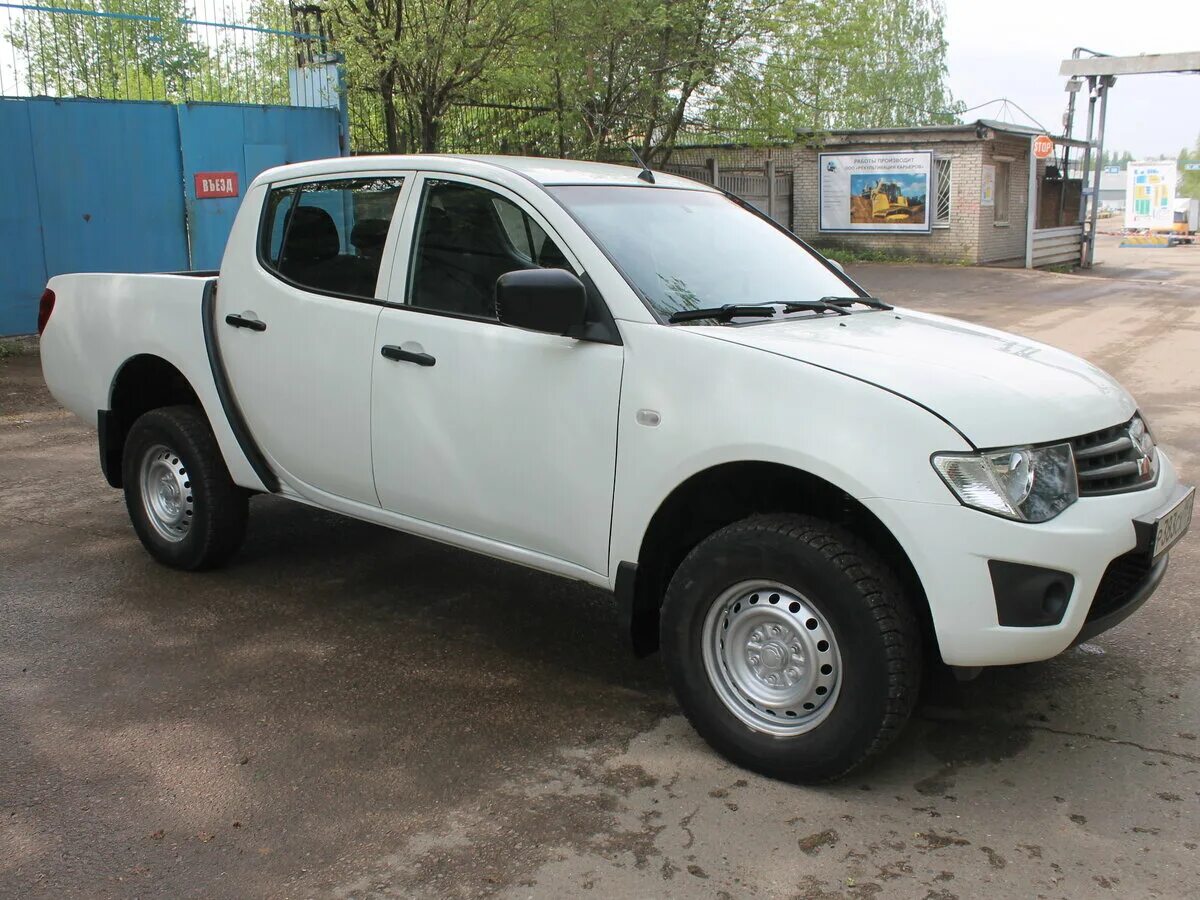 Митсубиси l200 белая. Мицубиси l 200 белый. Mitsubishi l200 пикап белый 2011. Mitsubishi l200 2007 белый.