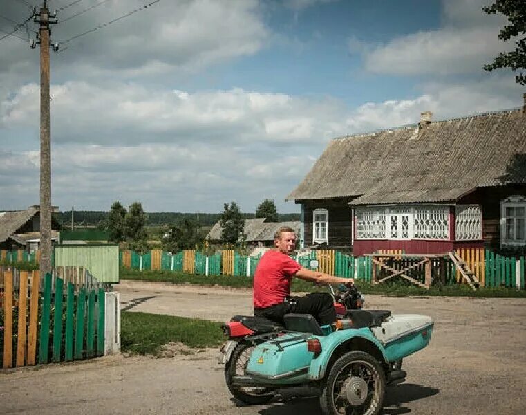 Байки про деревню. Беларусь деревня Рубель. Деревня плотница Белоруссия. Рубель (агрогородок). Мопед крутой в деревне.