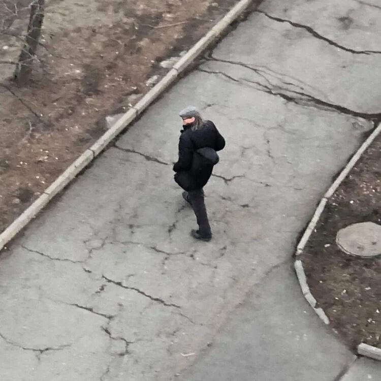 Подозрительный юноша 18. Чи чхан. Чхве тхэ джун подозрительный партнер. Мужчина на детской площадке. Новосибирск напал в лифте на девочку.