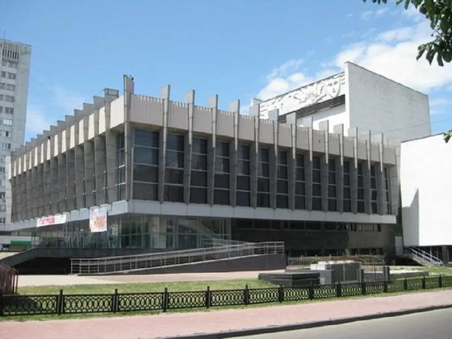 Театры лнр. Луганский украинский драматический театр. Драмтеатр луганск луспекаева. Театр имени луспекаева луганск. Луганск театр.