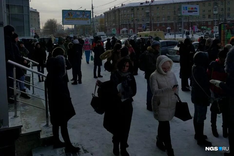 Эвакуация в сан сити новосибирск сегодня. Сан сити новосибирск пожар. Сан сити эвакуация. Пожар в цуме новосибирск 2001. Сан сити эвакуация.