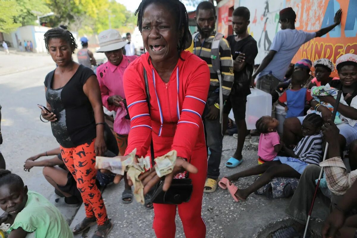 На гаити едят людей. Республика Гаити люди. Республика Гаити население. Люди из разных стран.