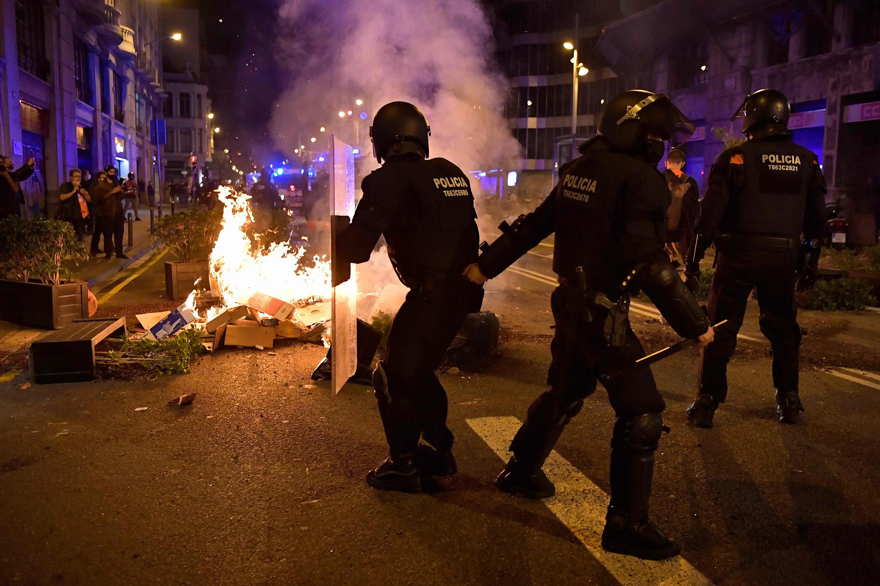 Массовые беспорядки ответственность. Протесты в Каталонии. Протесты в Испании. Общественные беспорядки.