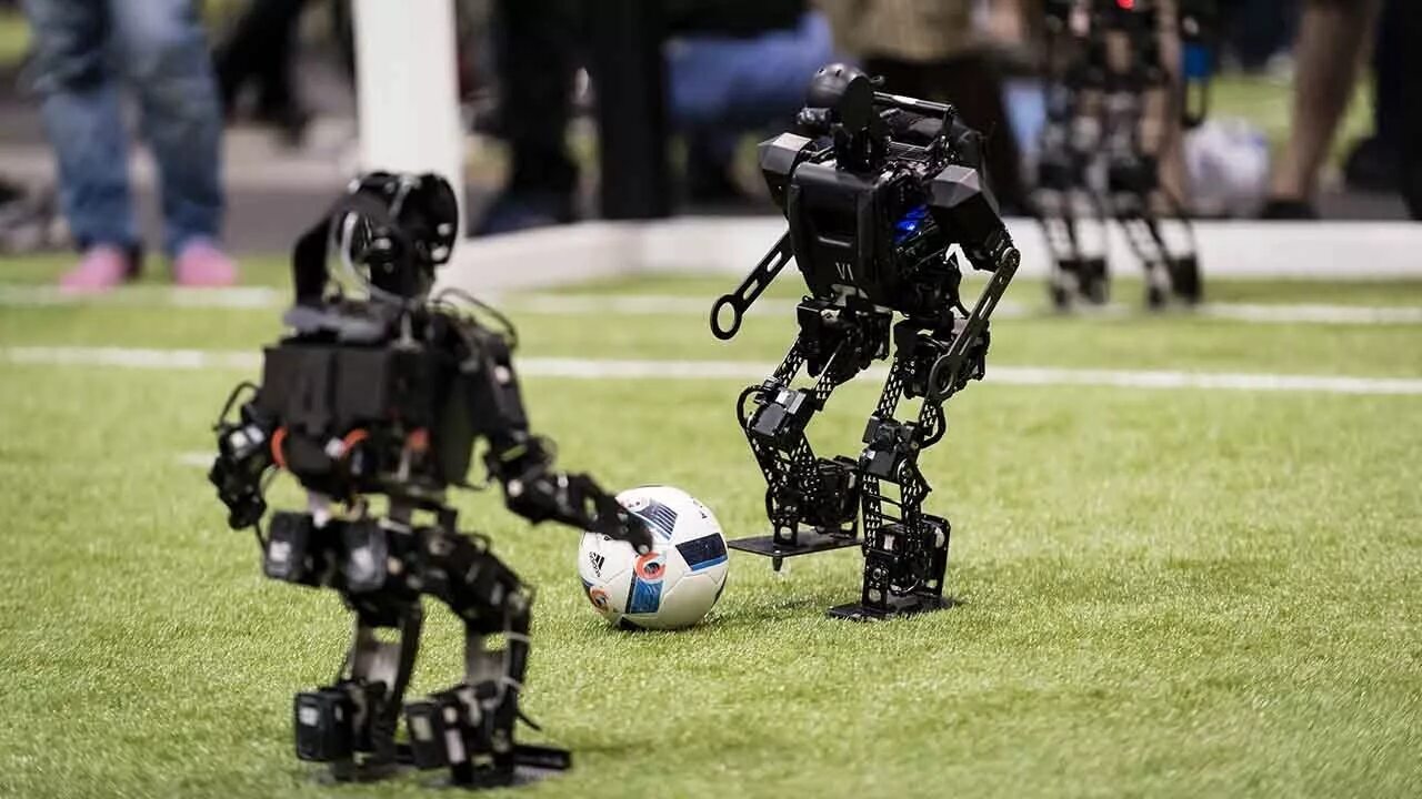 Роботы играют в футбол