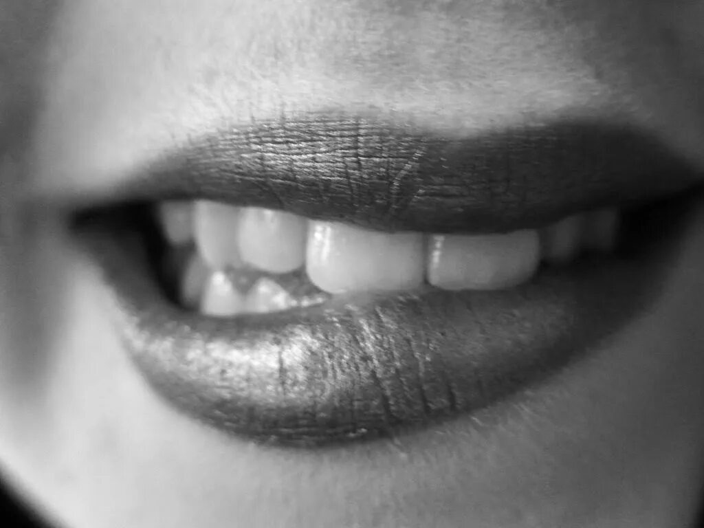 Lip biting. Губы Black White. Губы обои серые. Прикусывание губы черный знак. Губы черно красный фон.