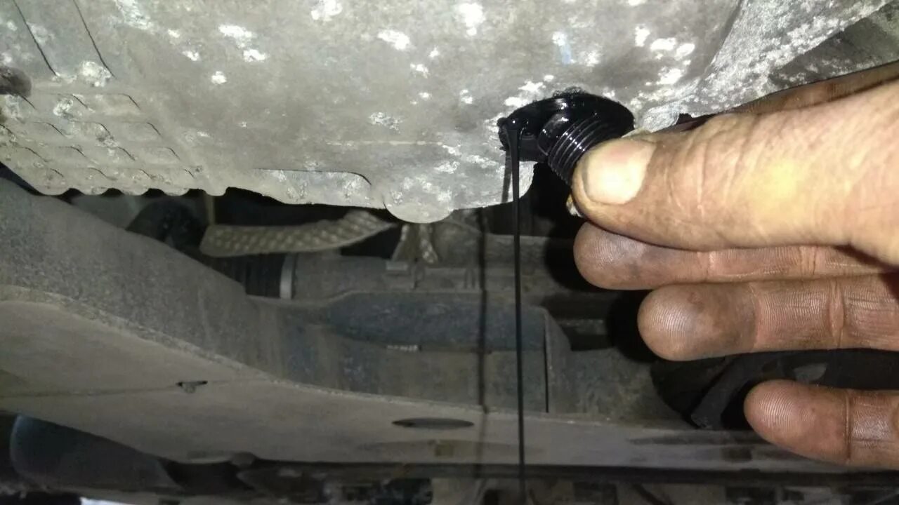 Рено меган 3 хэтчбек какое масло лить в двигатель. Renault scenic 2 масло двигателя. Масляный фильтр рено меган 3. Рено меган 2 пробка для слива масла двс. Ключ для замены масла рено меган 2.